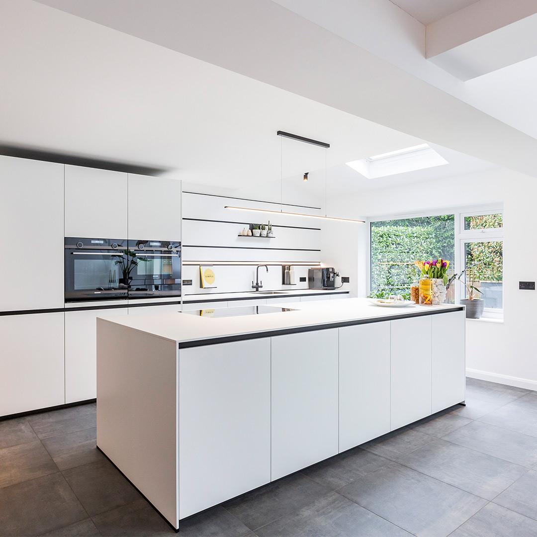 Monochrome Next125 kitchen design and fitting by Hubble